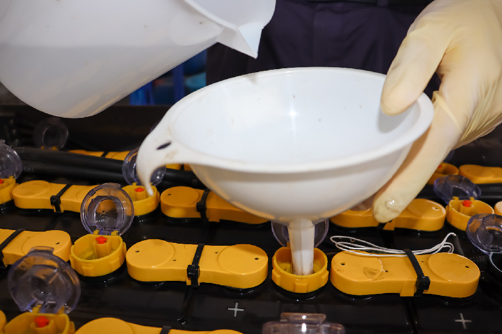 電瓶里面沒水了應如何處理？缺水會對電瓶造成何種損害？