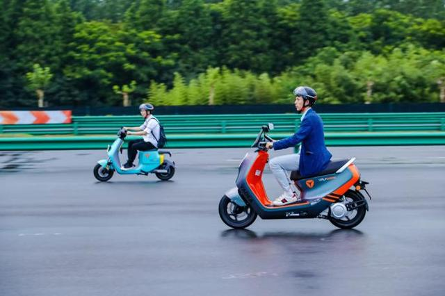 揭秘電動(dòng)車(chē)電池補(bǔ)水的真實(shí)效果與選擇